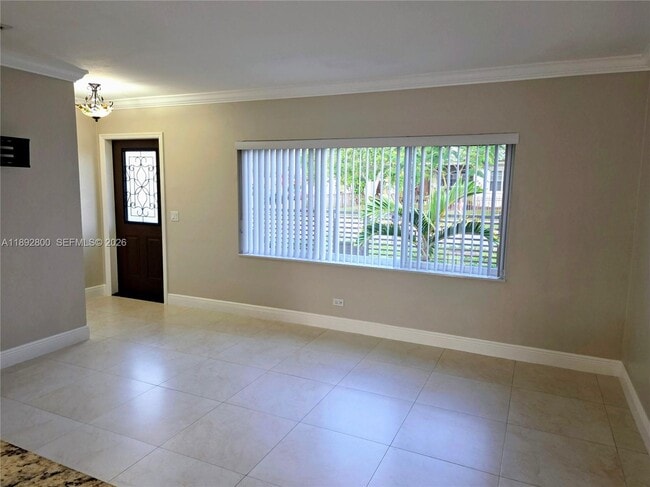 Foto del edificio - 1690 E 5th Ave