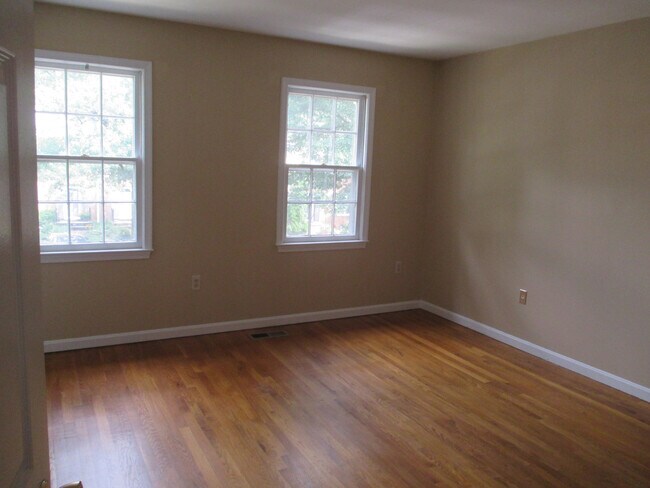 Foto del edificio - SPACIOUS BRICK TOWN-HOME