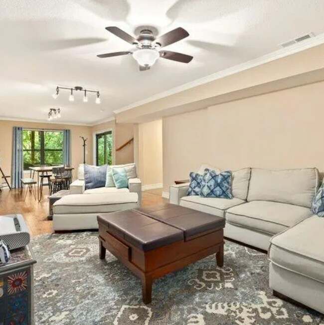 Foto del edificio - Spacious 5-Bedroom Home with Scenic Backya...