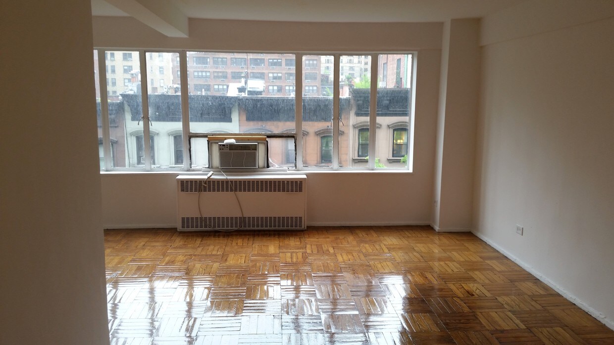 Foto principal - 117 E 37th St