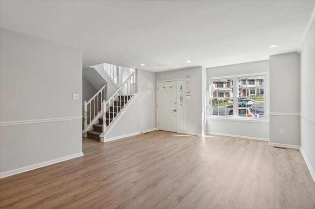 Building Photo - Fully Renovated 3B/2.5B Townhome in West C...