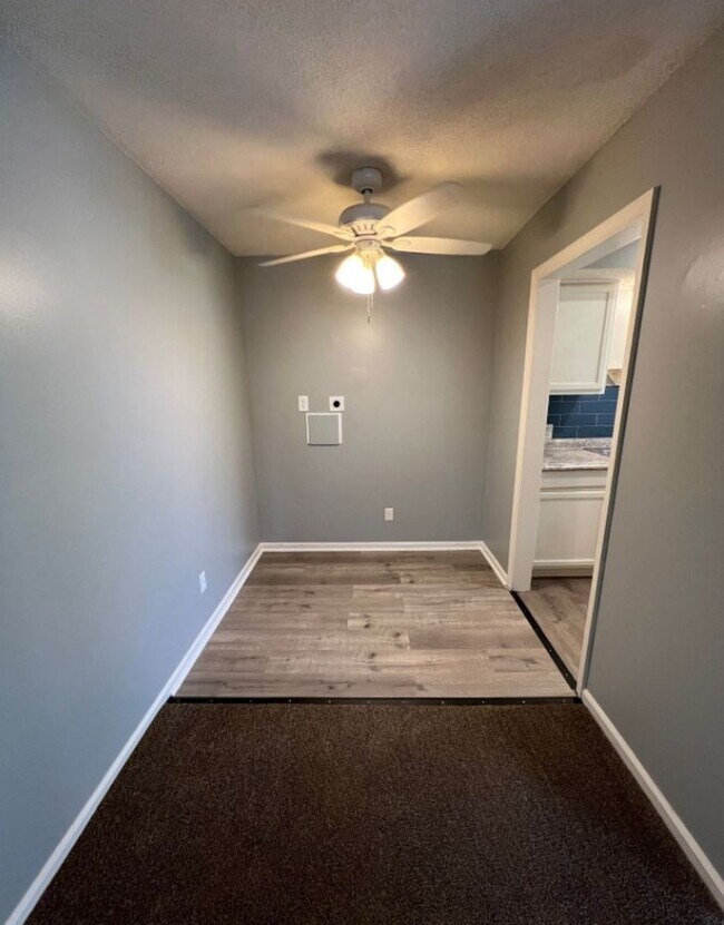 Foto del edificio - Cozy 2-Bedroom Apartment with Convenient First-Floor Living