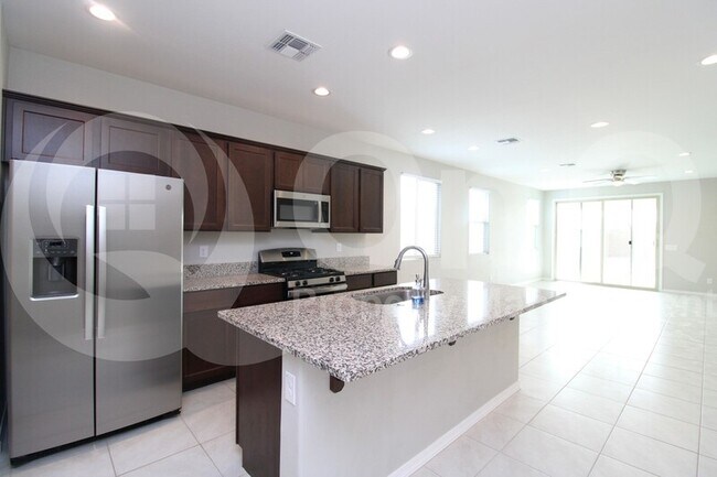 Foto del edificio - 18029 W Elizabeth Ave