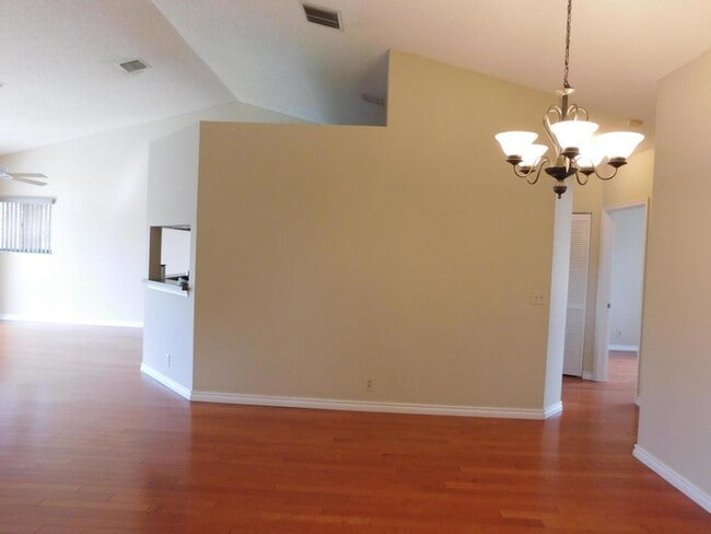 Building Photo - 21 Vía De Casas Sur