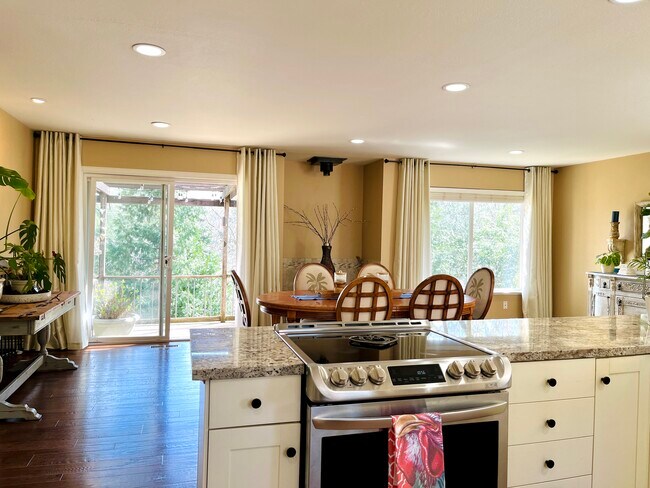Building Photo - 730 Washington Irving Dr