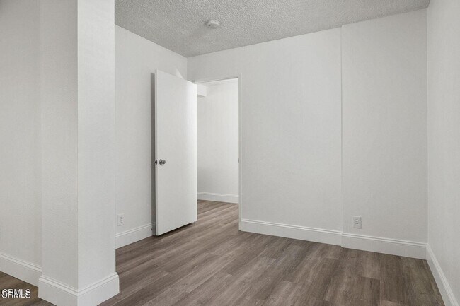 Foto del edificio - 255 S Ventura Rd