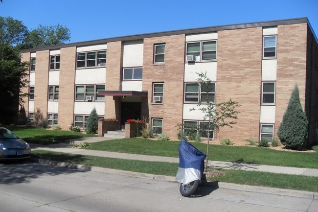 Building Photo - 2760 S Xerxes Ave