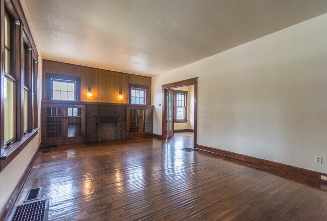 Hermosos pisos de madera, estanterías con frente de vidrio - 505 S Washington St