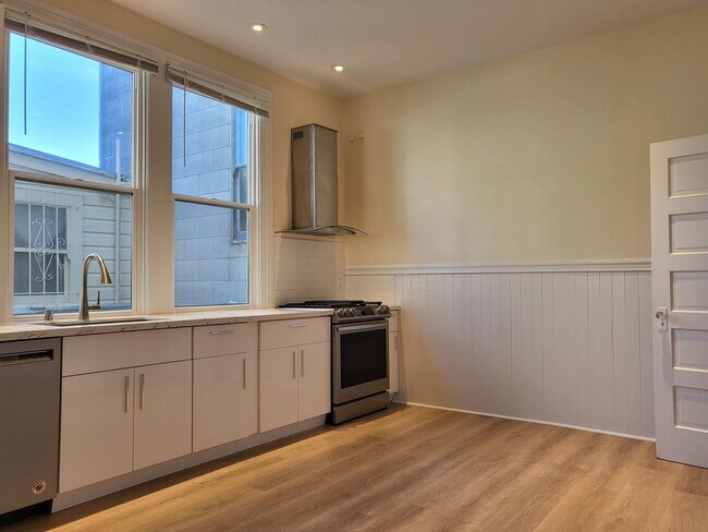 Building Photo - 2014-2018 Lombard St