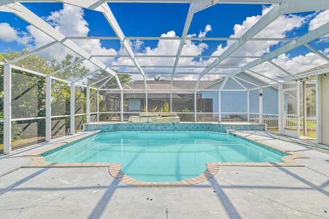 Foto del edificio - 4 Bed/ 2 Bath ~ Single Family Pool Home in San Carlos Park!