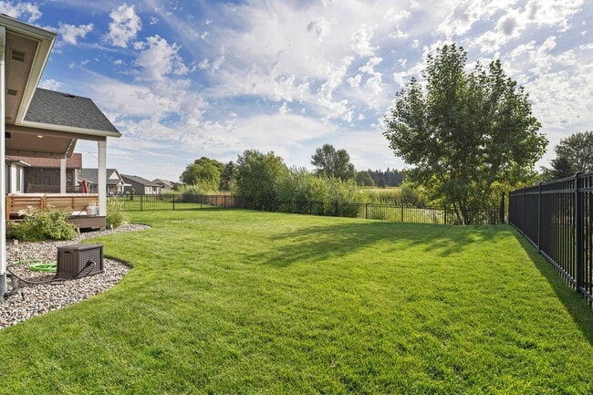 Building Photo - Beautiful 3 bedroom 2 bath Home On The Pla...
