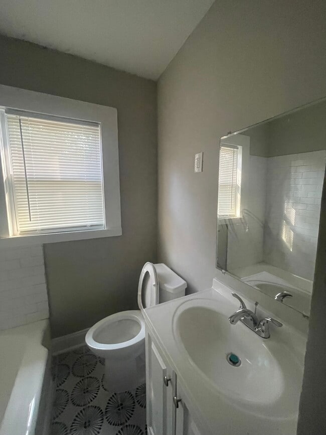 Building Photo - 1157 N Evergreen St