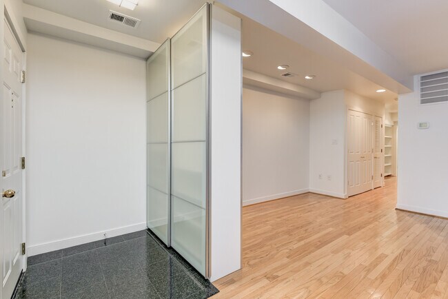 entrance into LR - 1440 Q St NW