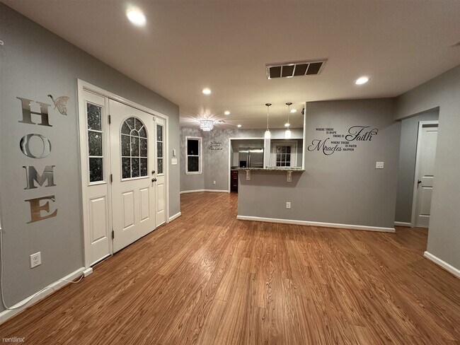 Building Photo - 4 br, 2 bath House - 141 North Huron Drive