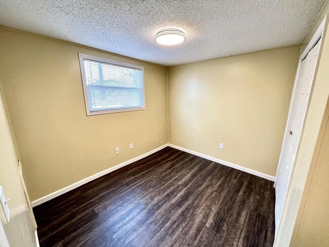 Building Photo - 106 Lind St