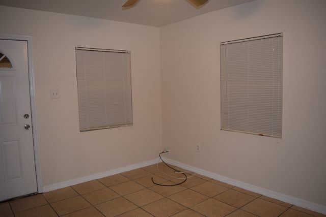 Building Photo - 1/1 Duplex