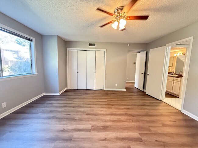 Foto del edificio - Bellevue!  2 Bedroom / 2 Bath House w/ Loft!  Renovated - Pet Friendly