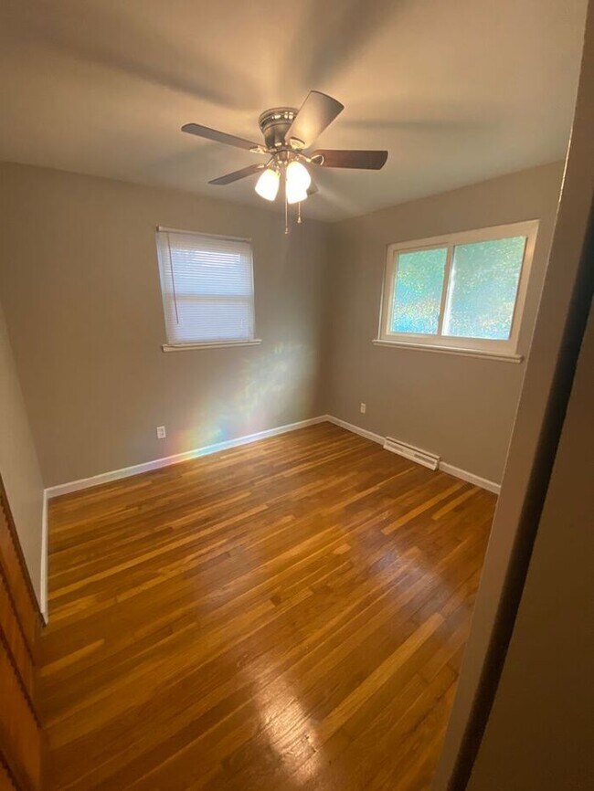 Building Photo - 3 Bed, 2 Bath in Hazelwood - Must See!