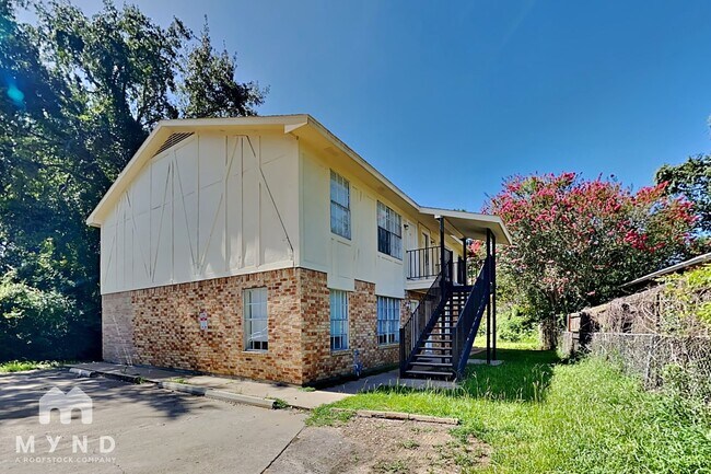 Building Photo - 2000 Randle St