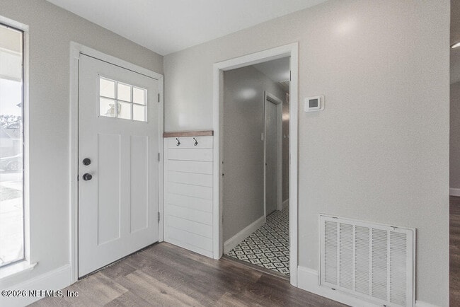 Foto del edificio - 2465 Wattle Tree Rd W