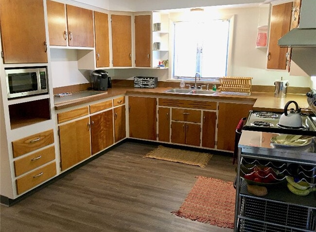 Fully equipped kitchen with dishwasher - 4130 Bishop Ave