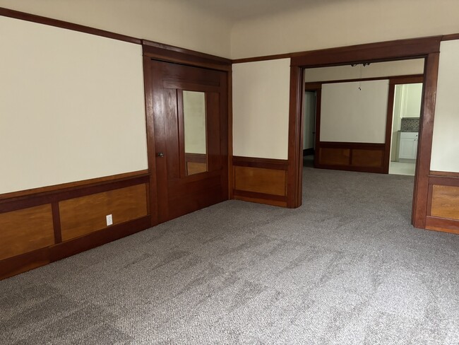 Building Photo - 33 E Alder St