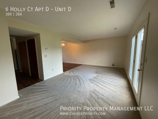 Building Photo - 3 bedroom , 1.5 bath, move in ready