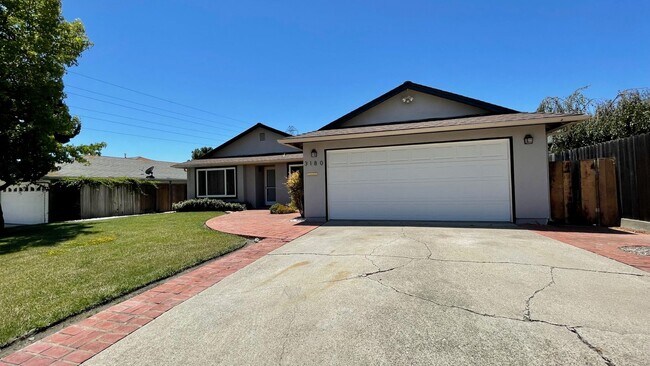 Foto del edificio - 4 Bedroom 2 Bathroom House with Fenced Yard in SLO