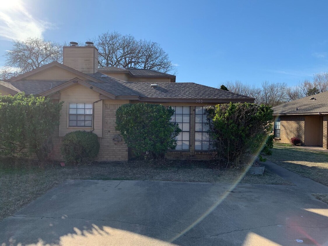 Primary Photo - AVAILABLE NOW!!! Nice 3 bed, 2 bath half d...
