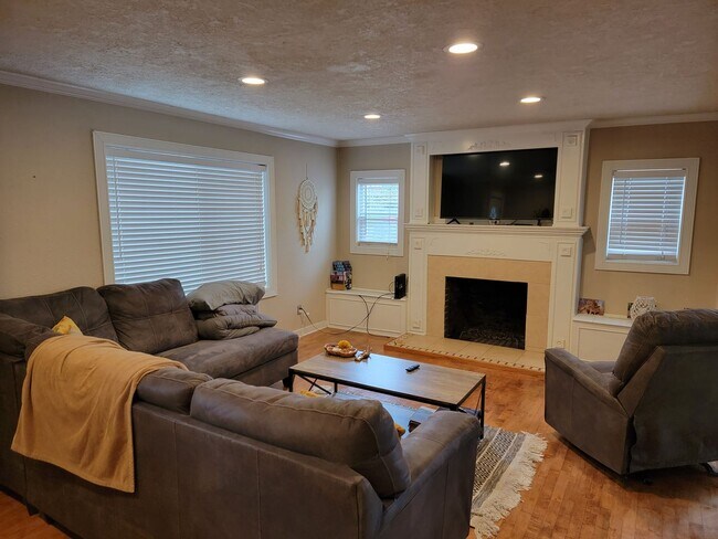 Building Photo - Beautiful 5 Bed, 2 Bath Single-Family House with Large Fenced Backyard Close to OSU!