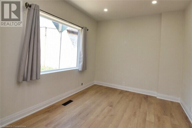 Building Photo - 126 Evans St
