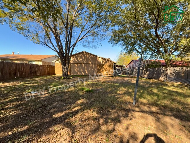 Foto del edificio - Cozy 3-Bedroom Home with Fireplace, Covered Patio & Large Fenced Backyard for Lease