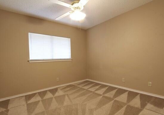 Foto del edificio - 15714 Walnut Creek Dr
