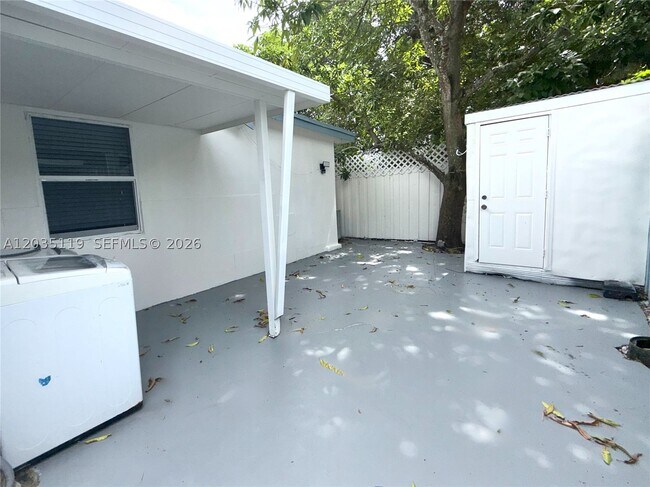 Foto del edificio - 9615 NW 3rd Ave