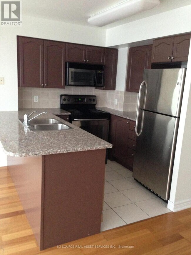 Building Photo - 30 Grand Trunk Crescent