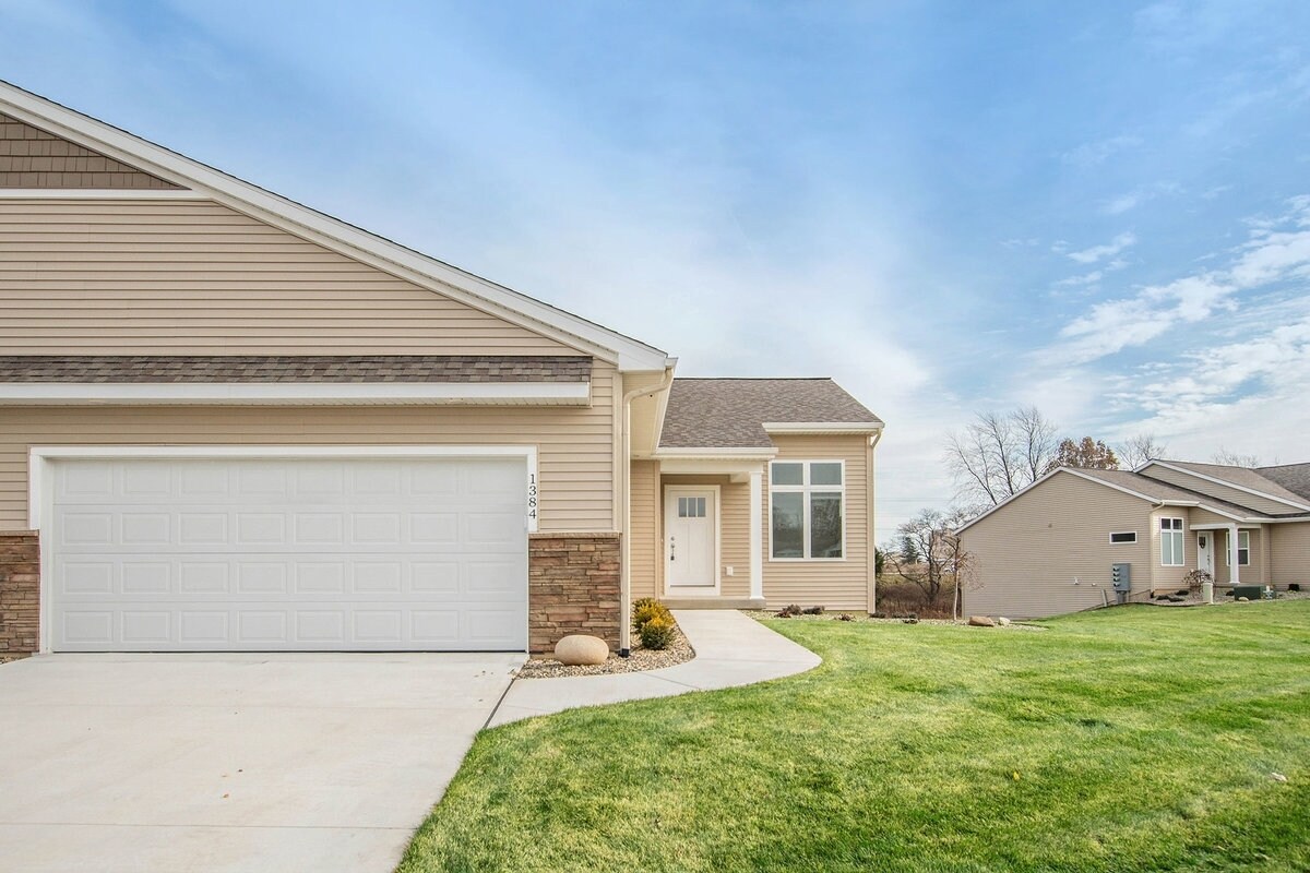 Foto principal - 1244 S Village Cir