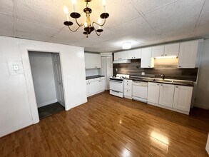 Building Photo - 143 William St