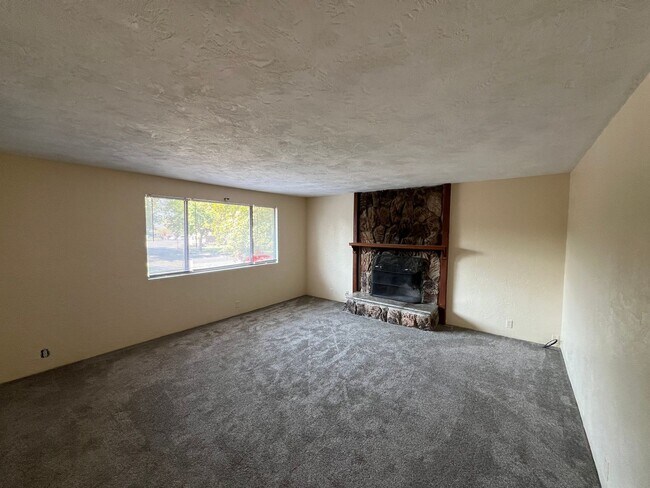 Building Photo - 2 Bedroom/ 1 Bath UPSTAIRS Duplex Unit- Av...