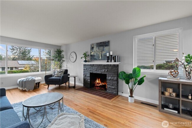 Foto del edificio - Updated mid-century home in Matthews Beach neighborhood