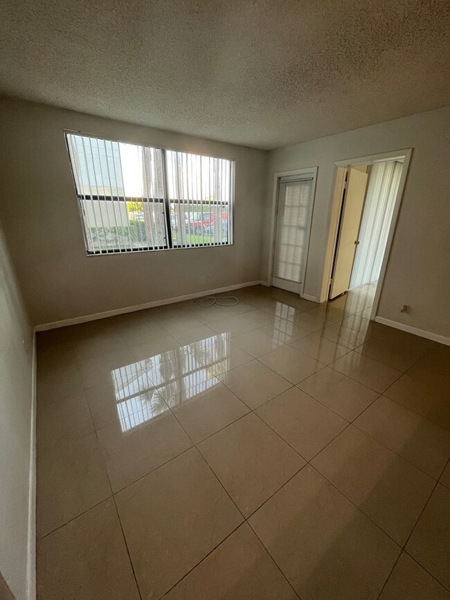 Building Photo - ONE BEDROOM ONE BATHROOM !! WATERFRONT COM...