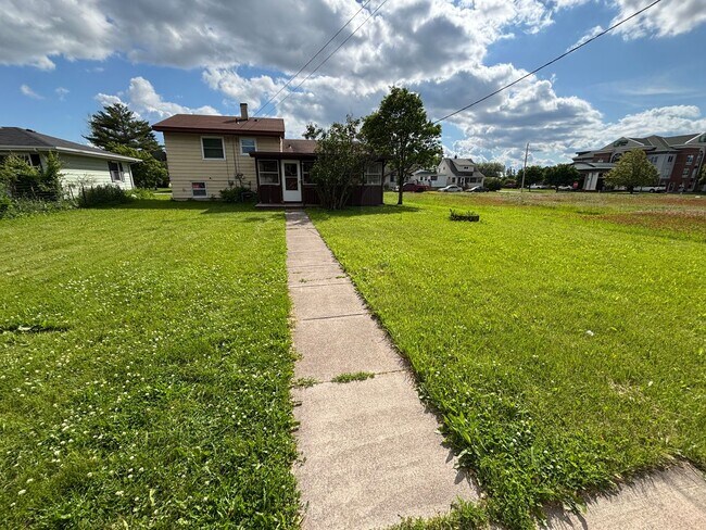 Foto del edificio - Spacious 3-Bed, 2-Bath Home with Garage, 3...