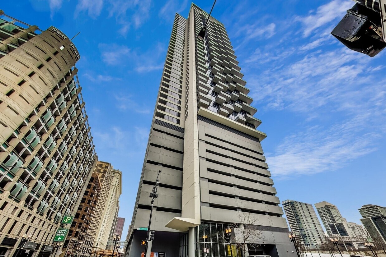Foto principal - 235 W Van Buren St