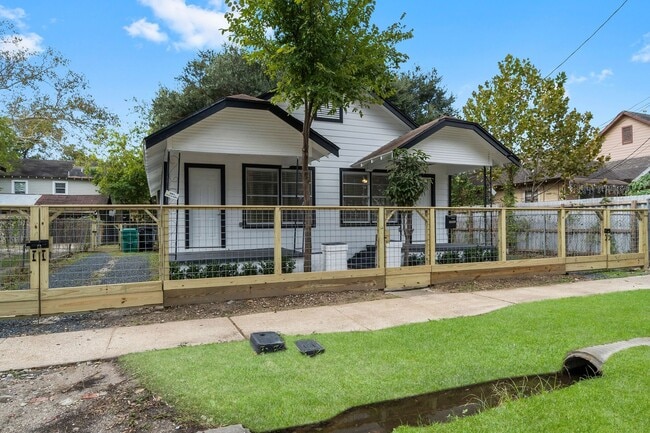 Building Photo - 1615 McKee St