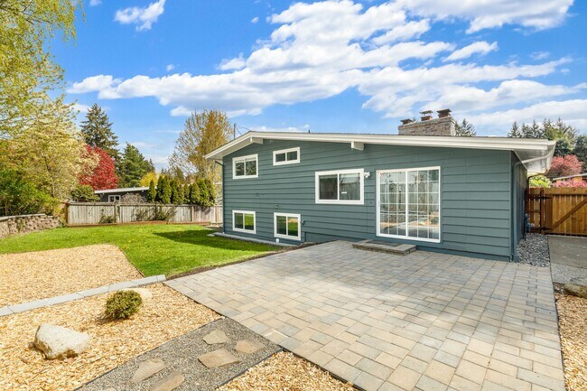 Building Photo - Beautiful 4 bed, 2 bath trilevel in Lake H...
