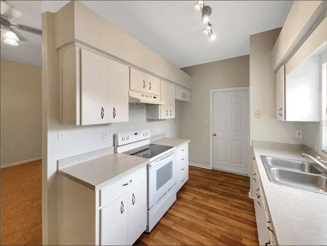 Foto del edificio - 920 Forrest Dr