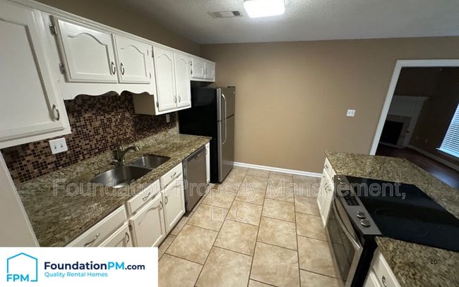 Building Photo - 9375 Club Walk Ct