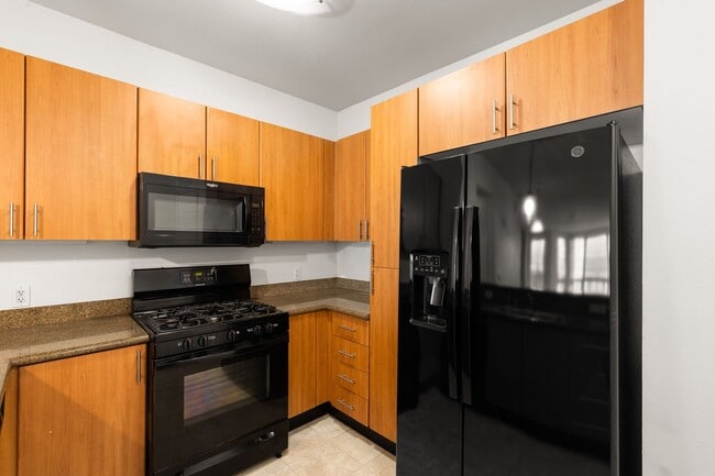 Building Photo - 2 Bed/2 Bath Condo available at Union Square!