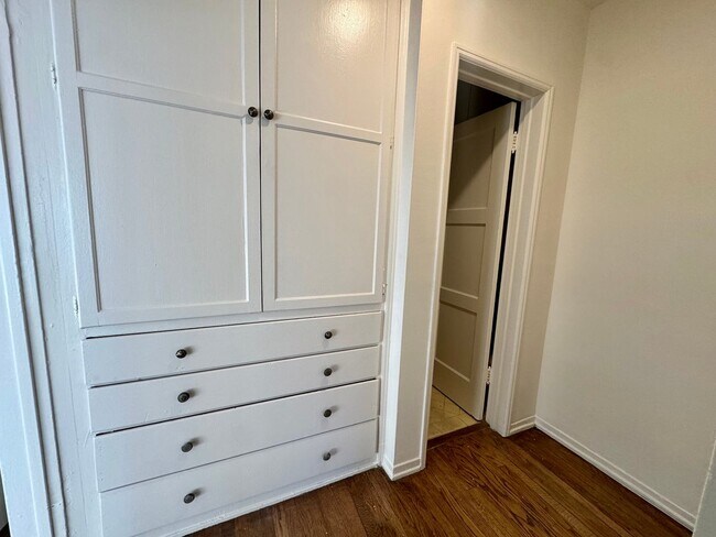 Foto del edificio - Large One Bedroom Great Location Wood flooring all throughout