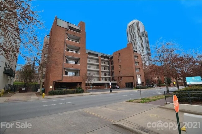 Foto del edificio - Room in Apartment on N Poplar St