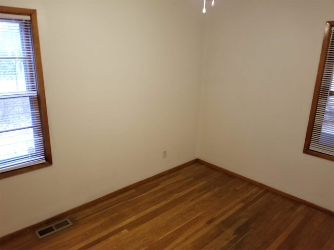 Building Photo - 1090 Pauline Ave